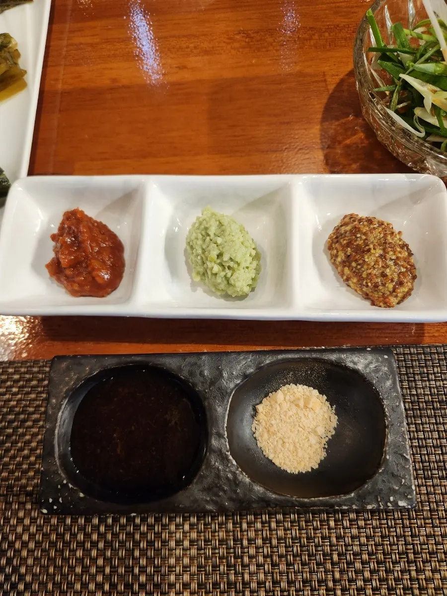 소고기와 곁들이는 장아찌 세 가지