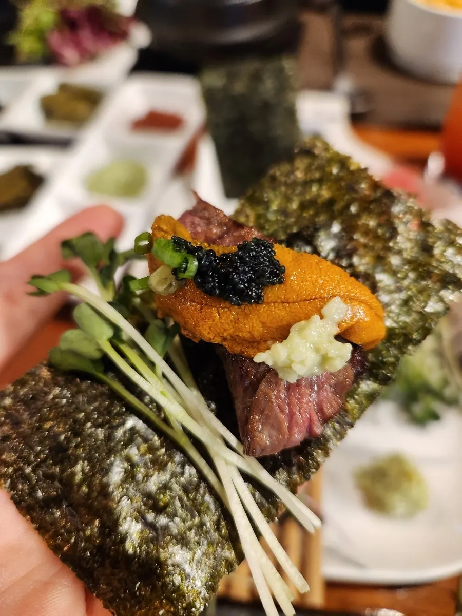 장아찌와 가니쉬, 올리브가 함께 놓인 상차림