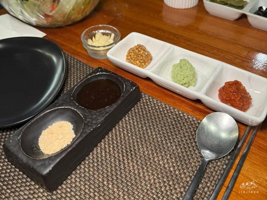 숙성한우 위에 올린 우니
