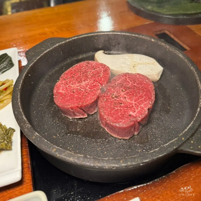 우니를 올린 숙성한우 한 점