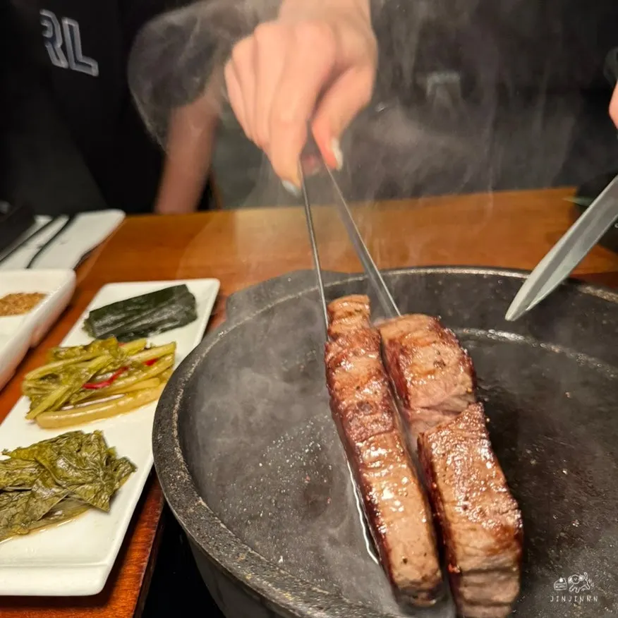 생 트러플과 한우 육회 플레이팅