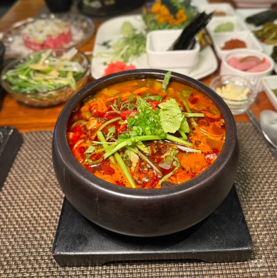 한우 사태와 버섯이 들어간 얼큰 한우해장면