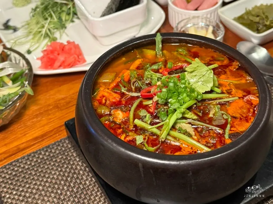 옥수수면을 건져 올린 얼큰 한우해장면