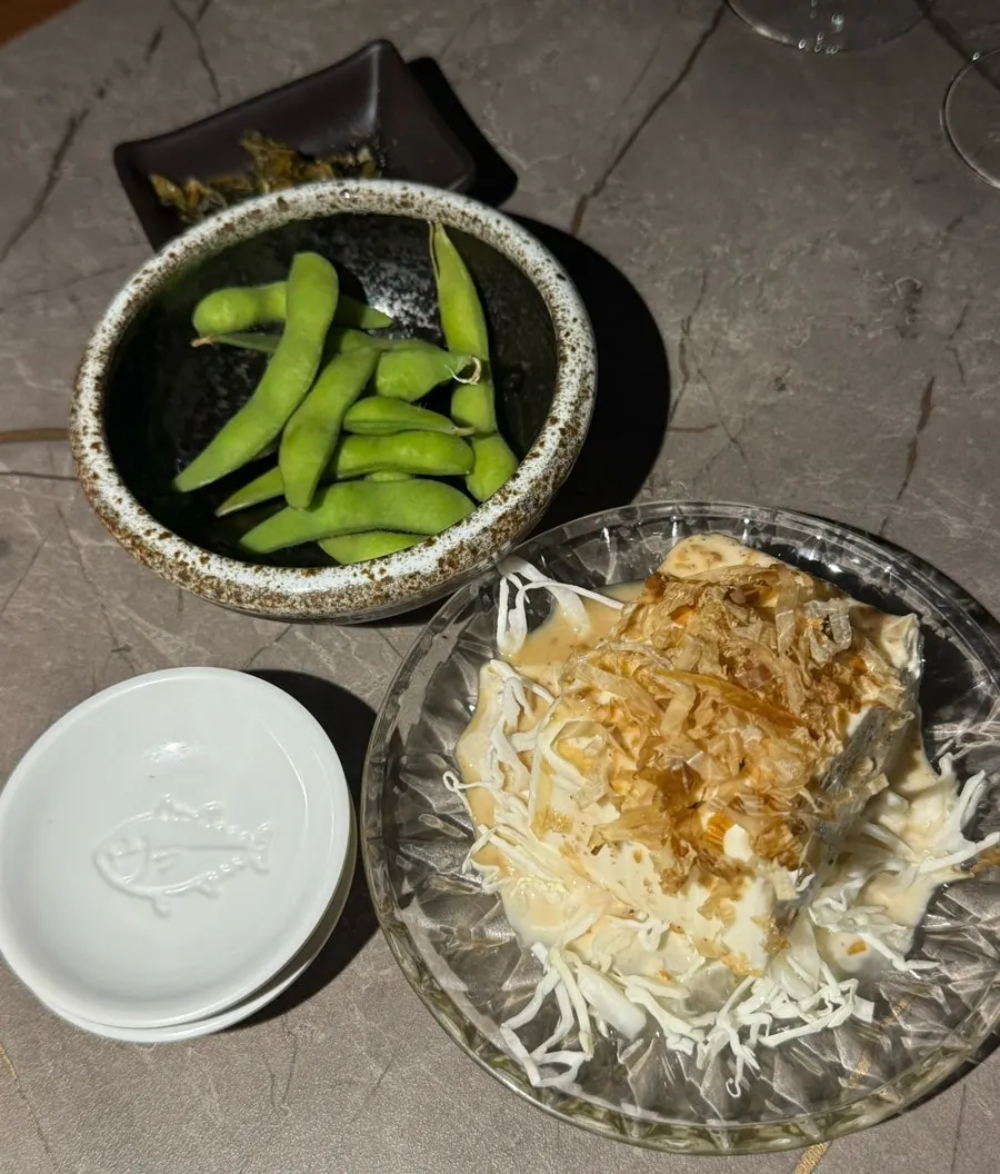 기본 찬으로 나온 두부와 완두콩