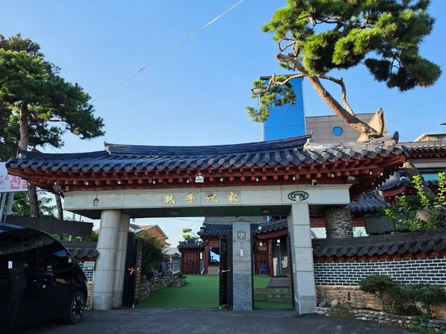 Suksudaega's dedicated parking lot and hanok exterior