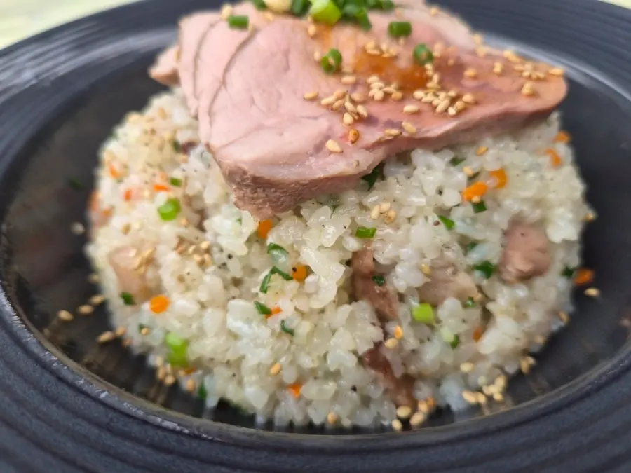 참깨와 쪽파가 올라간 수비드볶음밥 클로즈업