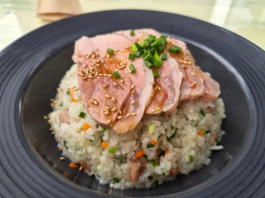 고슬고슬하게 볶아낸 볶음밥과 수비드 고기