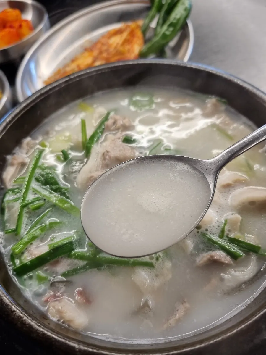국물에 밥을 말아 먹는 고기국밥