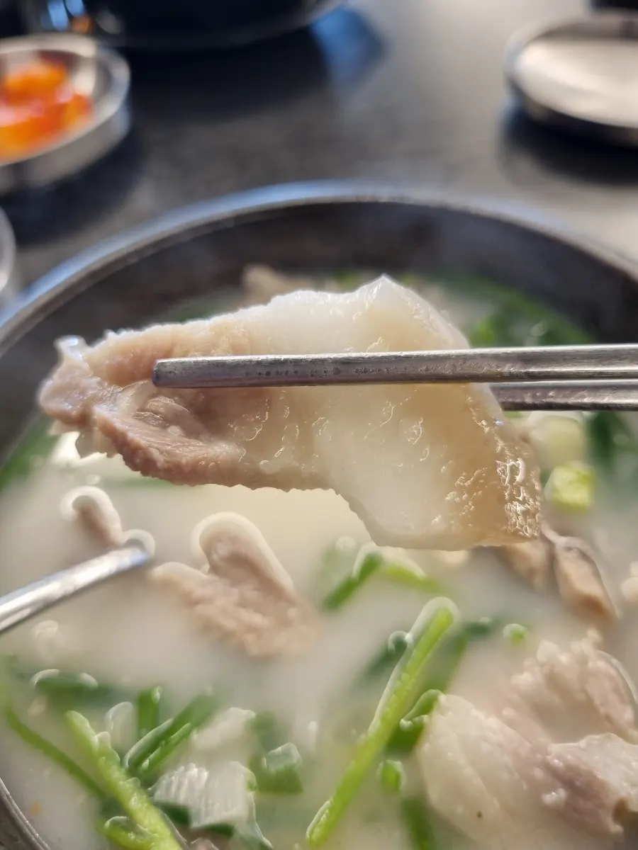 반찬을 곁들인 고기국밥 한 그릇