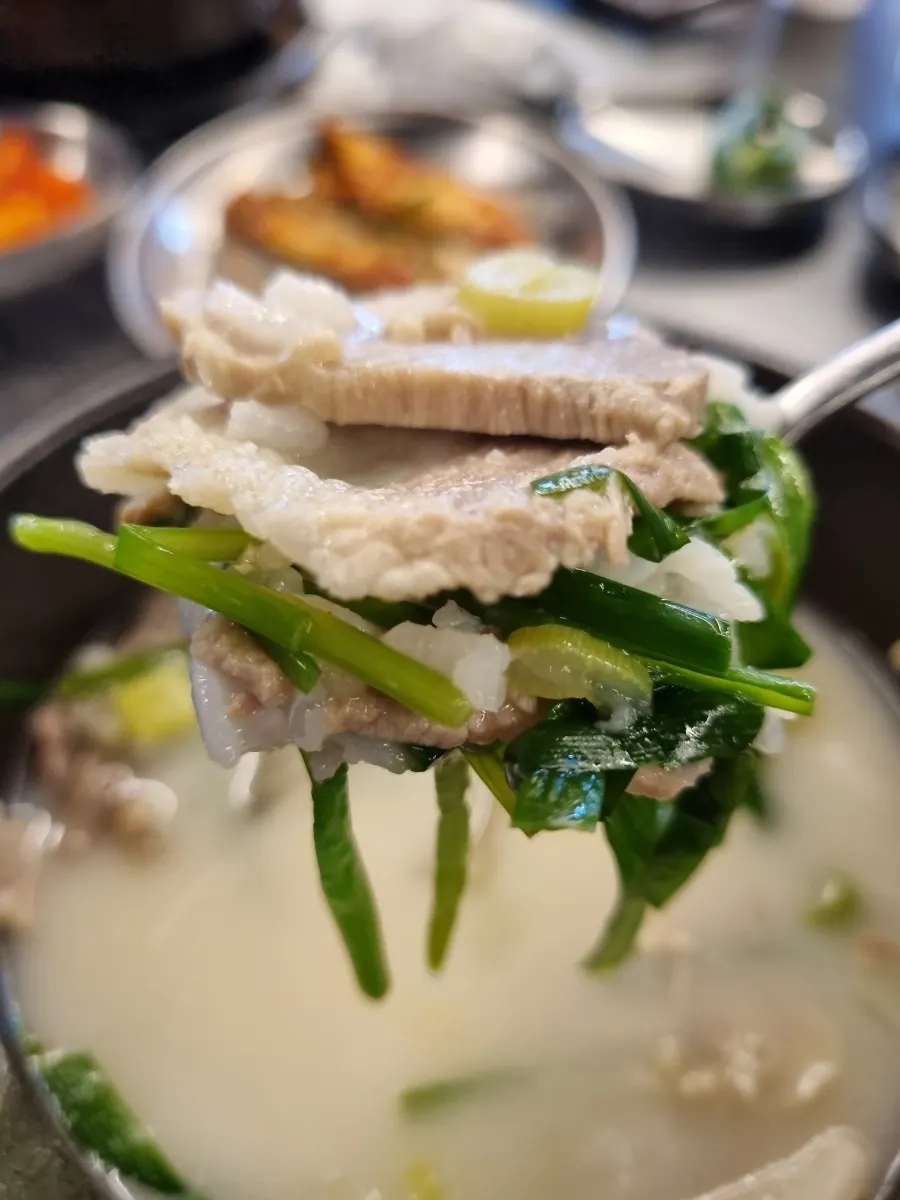 고기국밥과 반찬을 함께 먹는 모습