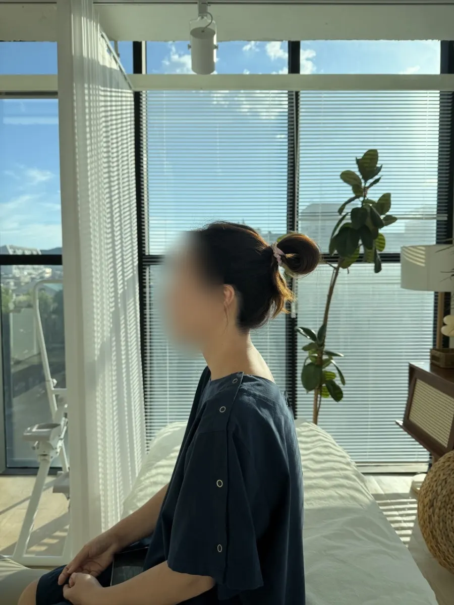 관리 전후 어깨선 비교를 위한 뒷모습 사진