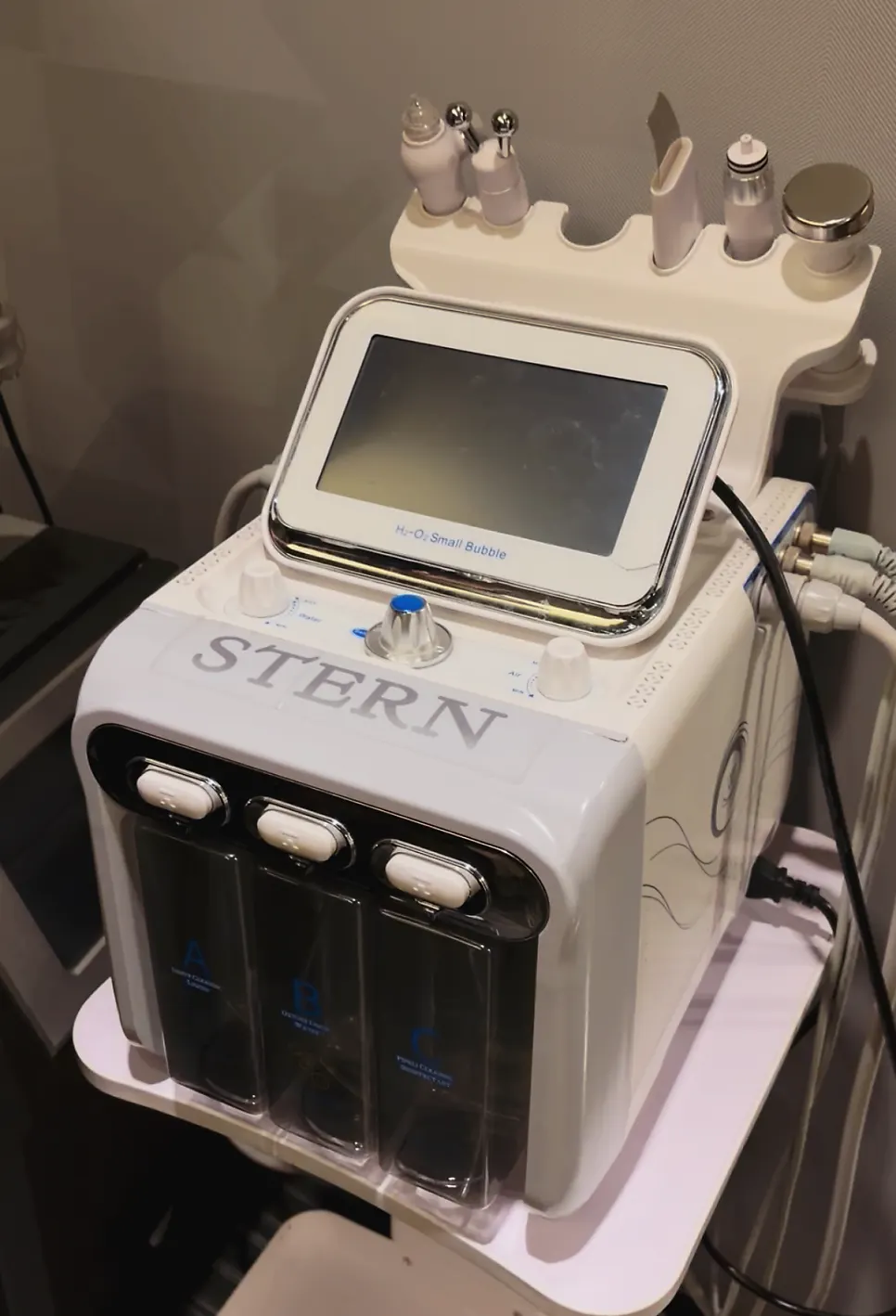 Treatment device guide after skin observation