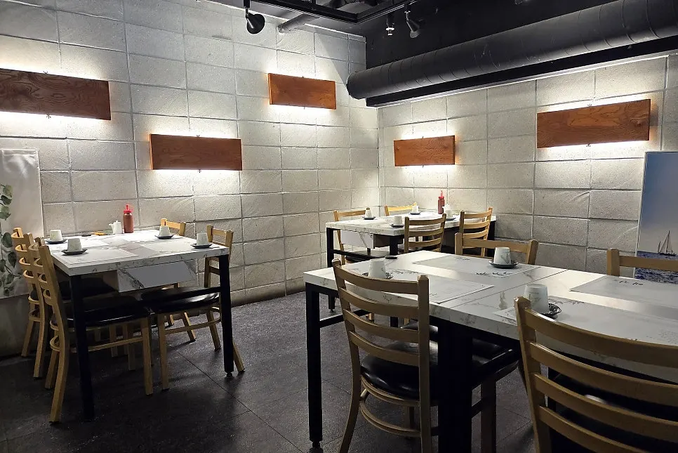 Haeseon interior with floor-to-ceiling windows and a split-level layout