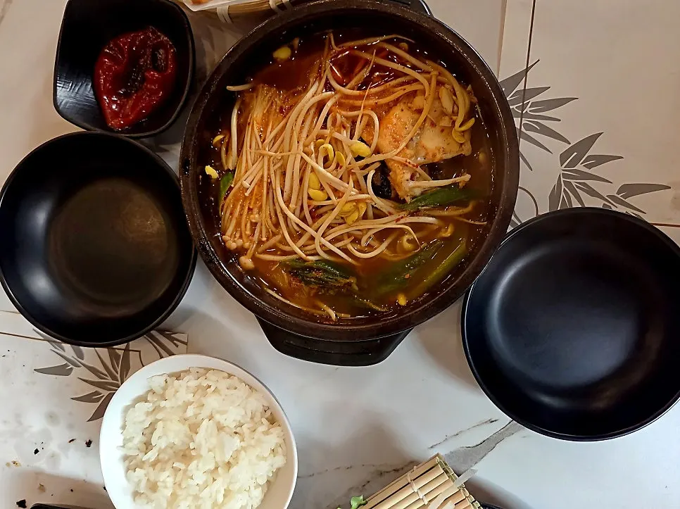 Earthenware pot of seodeori maeuntang at the end of the course