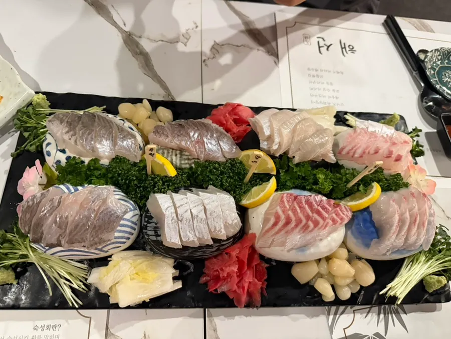 Assorted sashimi of flounder, red sea bream and rockfish