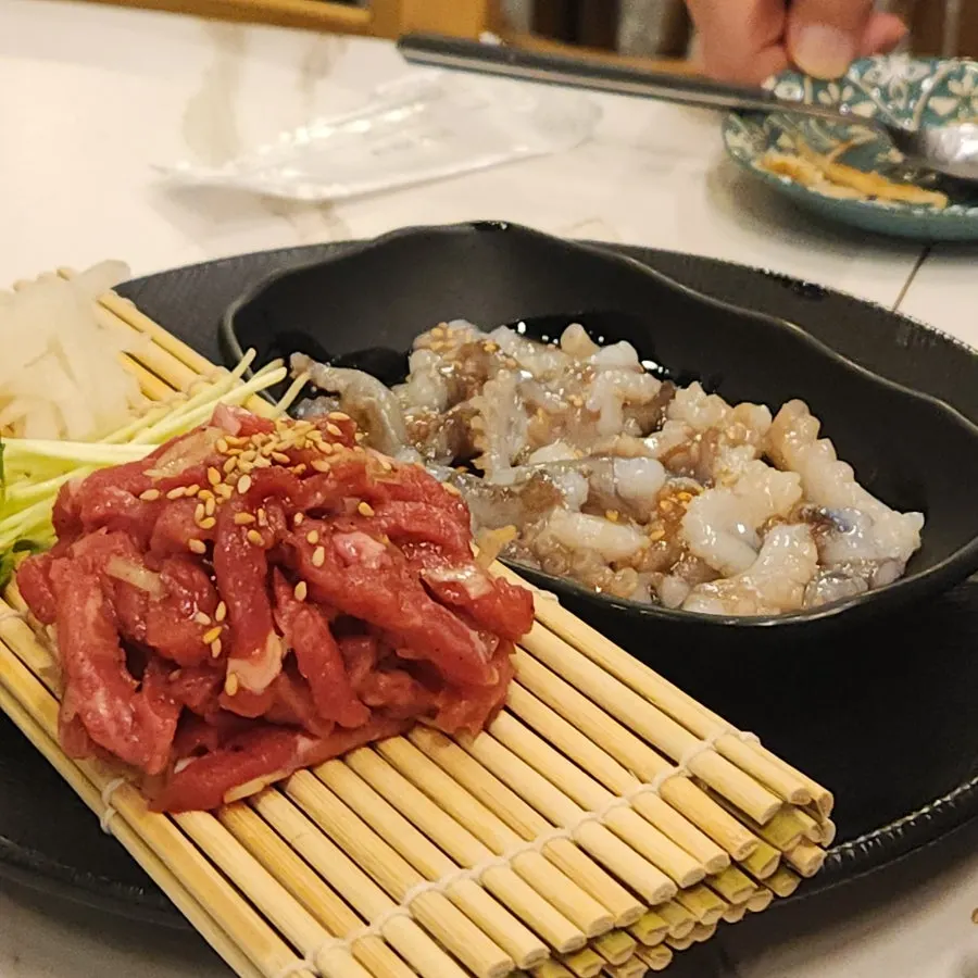 Beef tartare with chopped live octopus