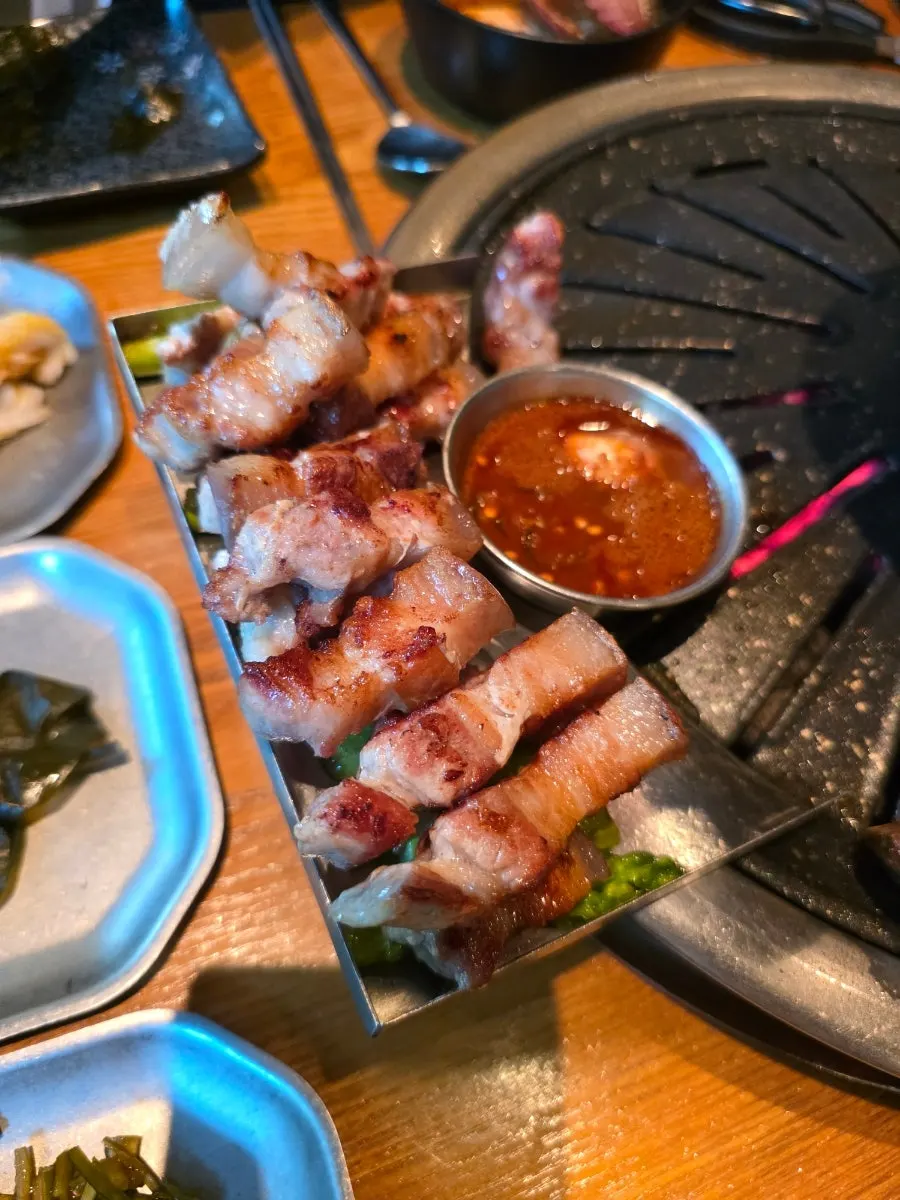 Vertical shot of black pork at Jeju Monteurak Bundang Sunae Branch