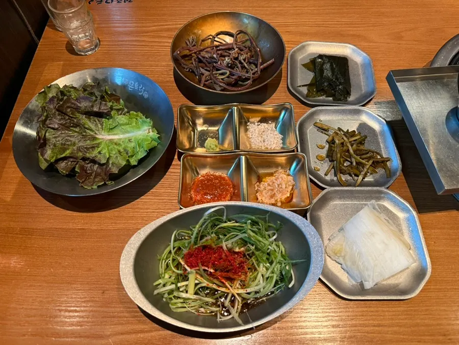 ネギの和え物、ワラビのナムル、ミョンイナムルなどの基本のおかず