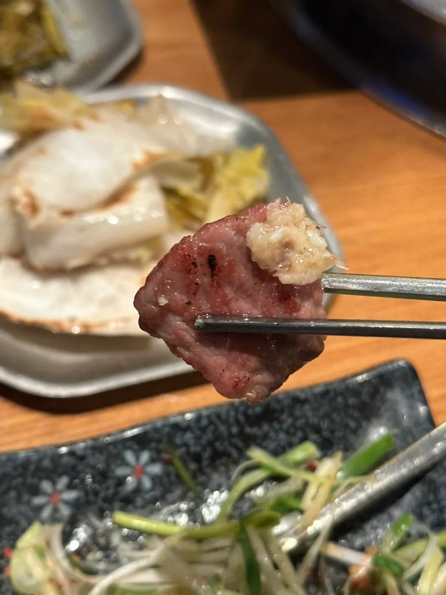 백김치에 올린 오겹살과 새우젓 양념장
