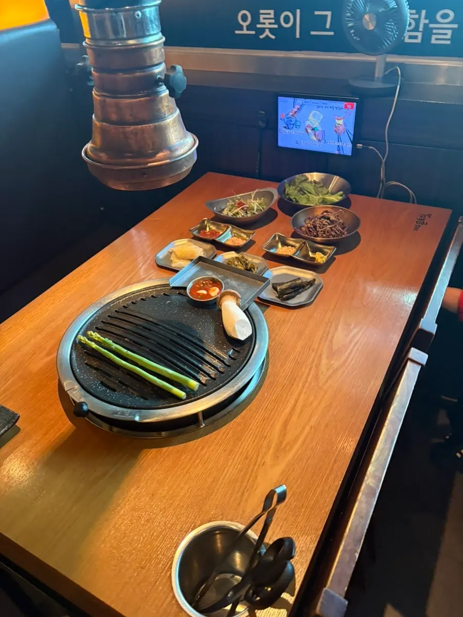 Jeju Monteurak Sunae Branch dining room with large tables