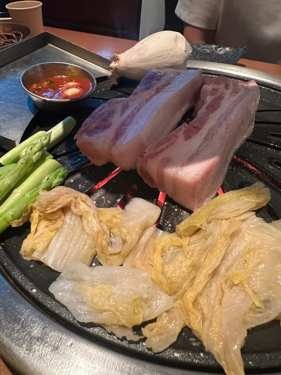 Ogyeopsal cut into even pieces by staff