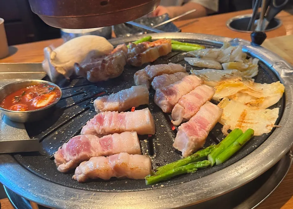 Salt, melljeot, and other sauces for the meat