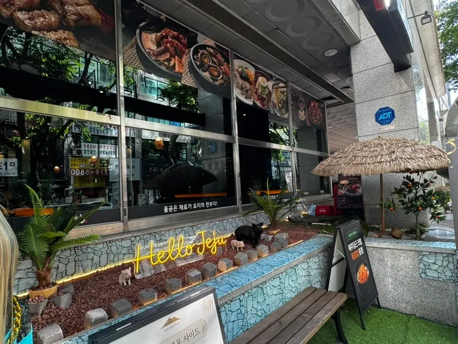 Interior of Jeju Monteurak Bundang Sunae Branch