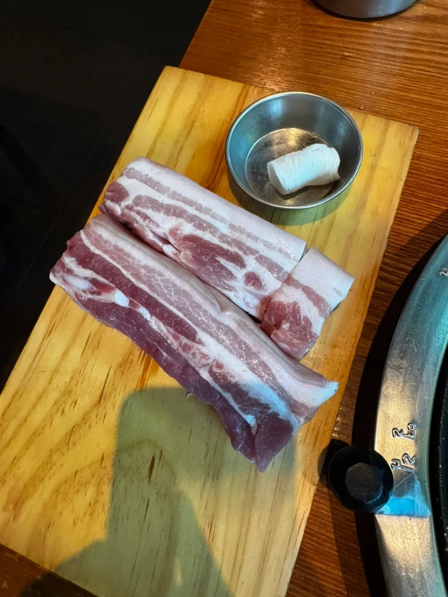 Jeju black pork o-gyeopsal grilled by staff