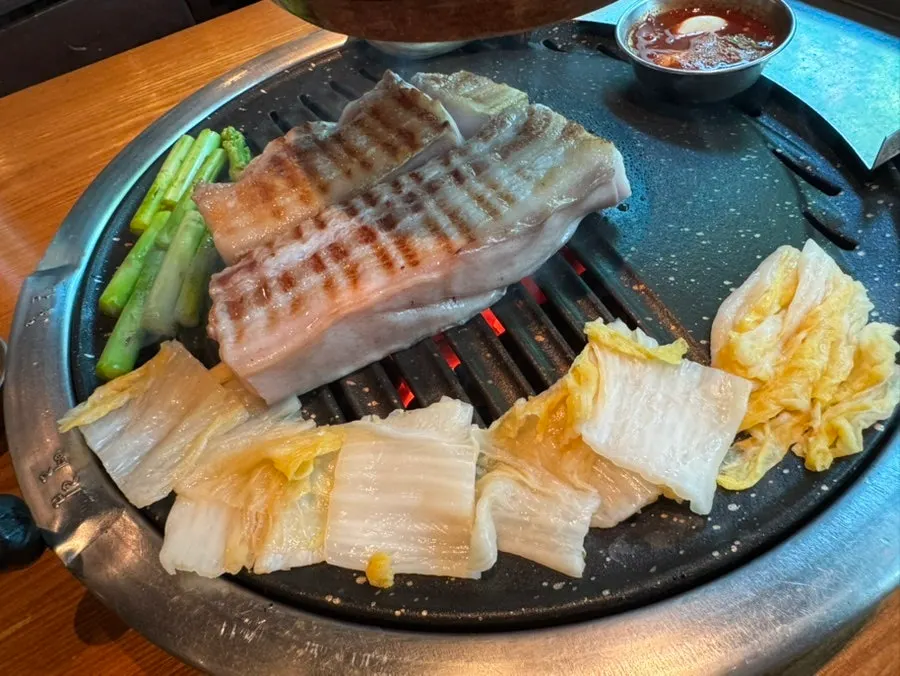 Jeju o-gyeopsal eaten with salt