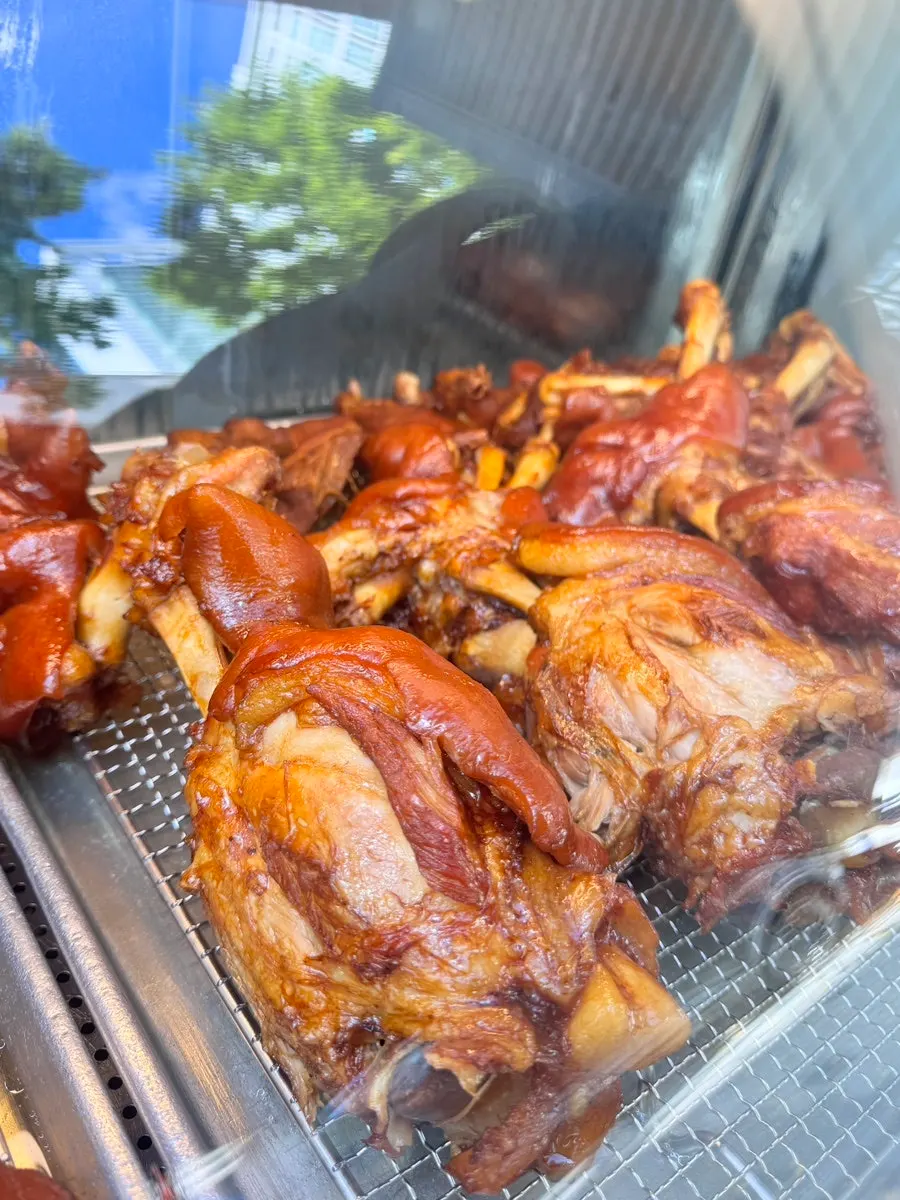 A plate of freshly boiled medium original jokbal
