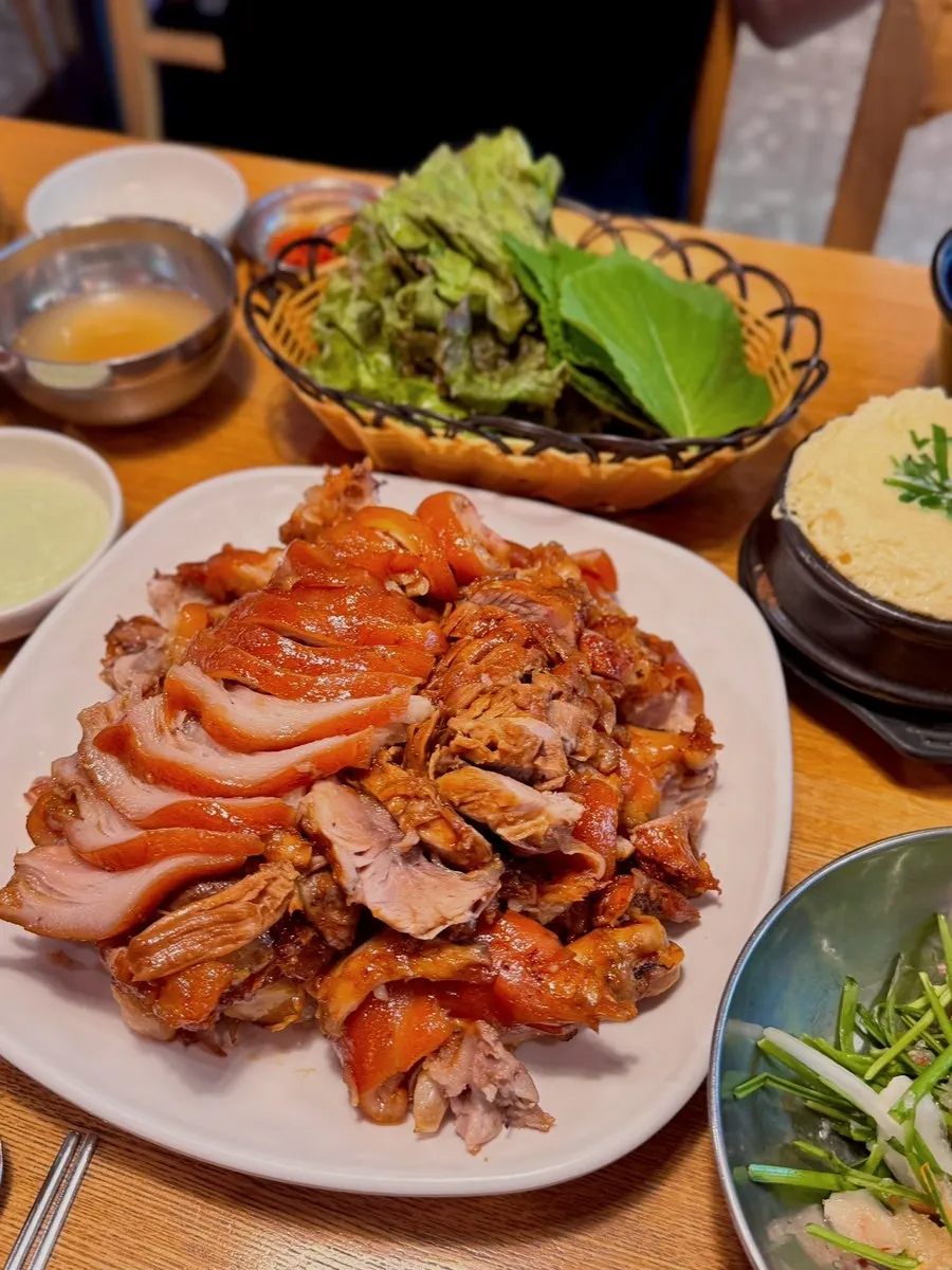 Soft jokbal lean meat picked up with chopsticks