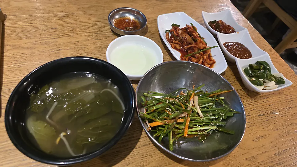 왕창족발 밑반찬 구성