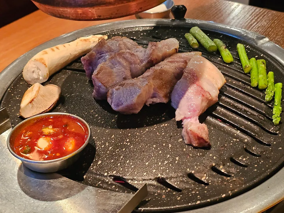 직원이 구워주는 특목살과 채소