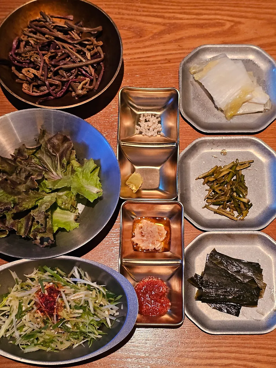 고기와 함께 나온 다양한 기본찬