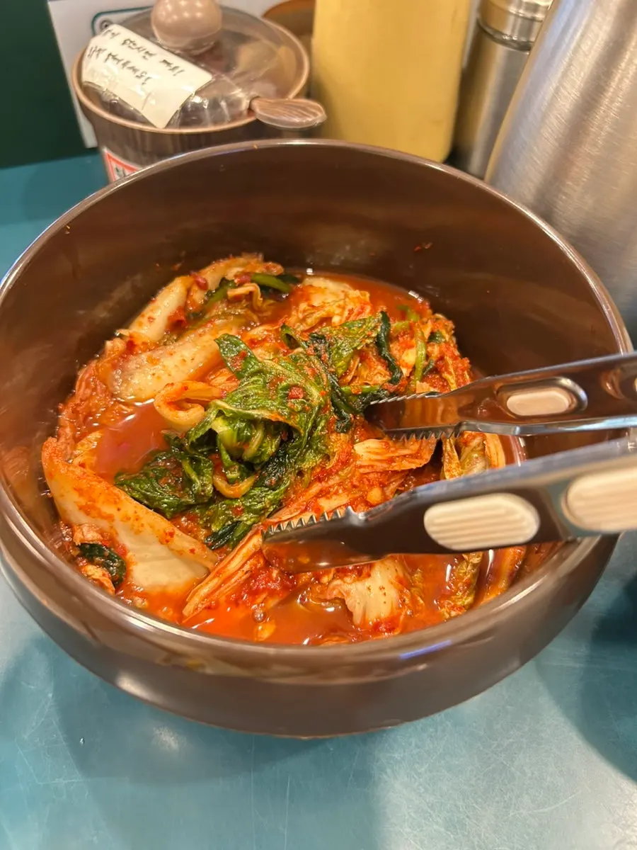 Geotjeori served alongside the kalguksu