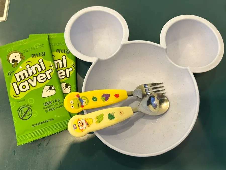 Sign about free kids' dishware, gim, and vitamins