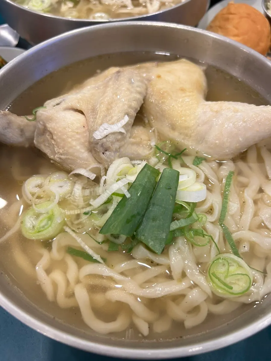 A bowl of half-chicken kalguksu
