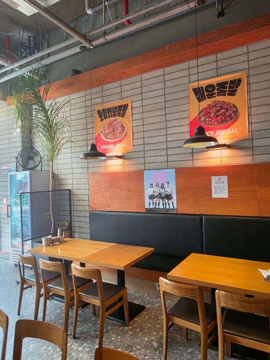 Clean interior seating at Wangchang Jokbal