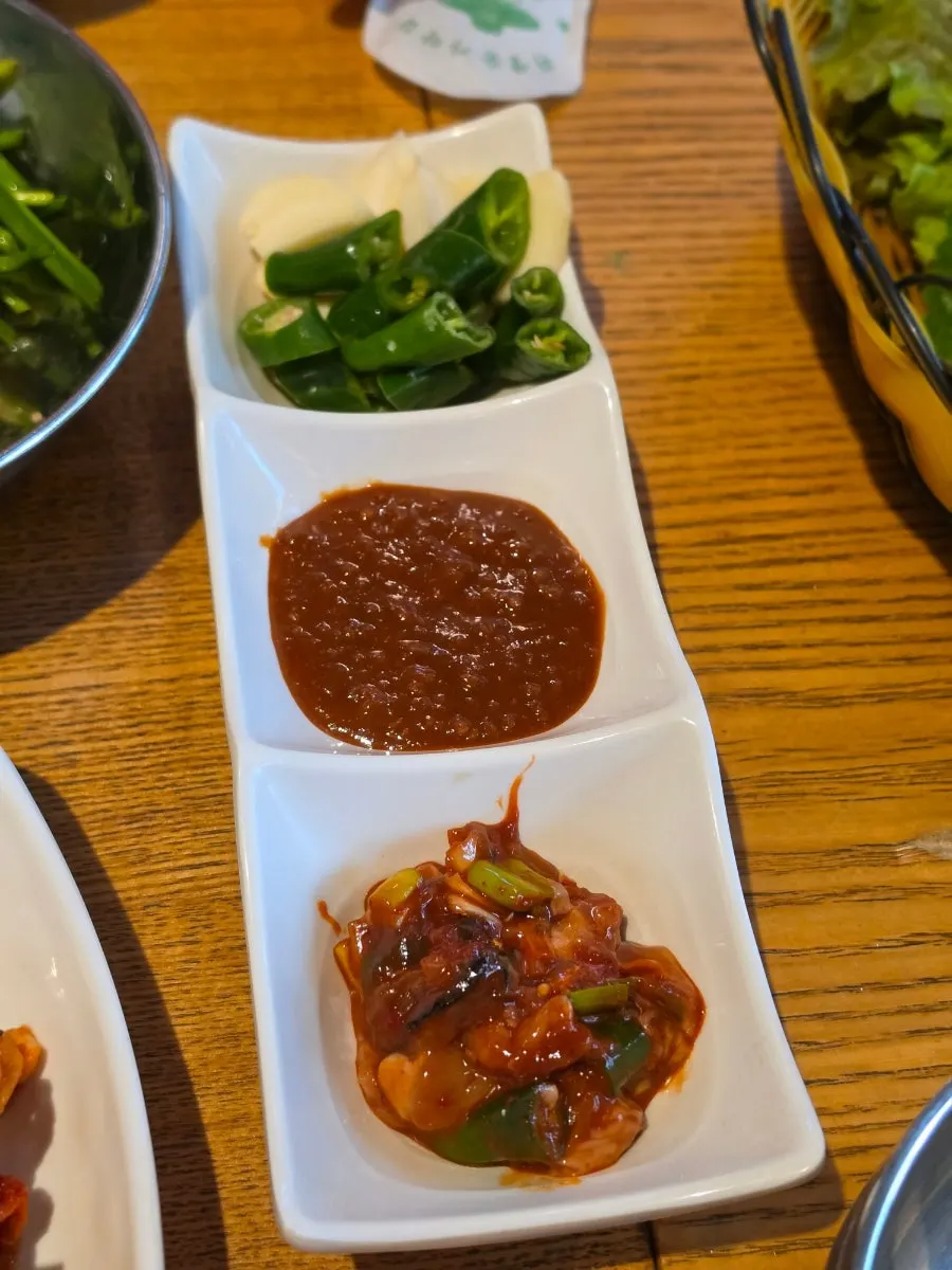 Spread of basic side dishes at Wangchang Jokbal