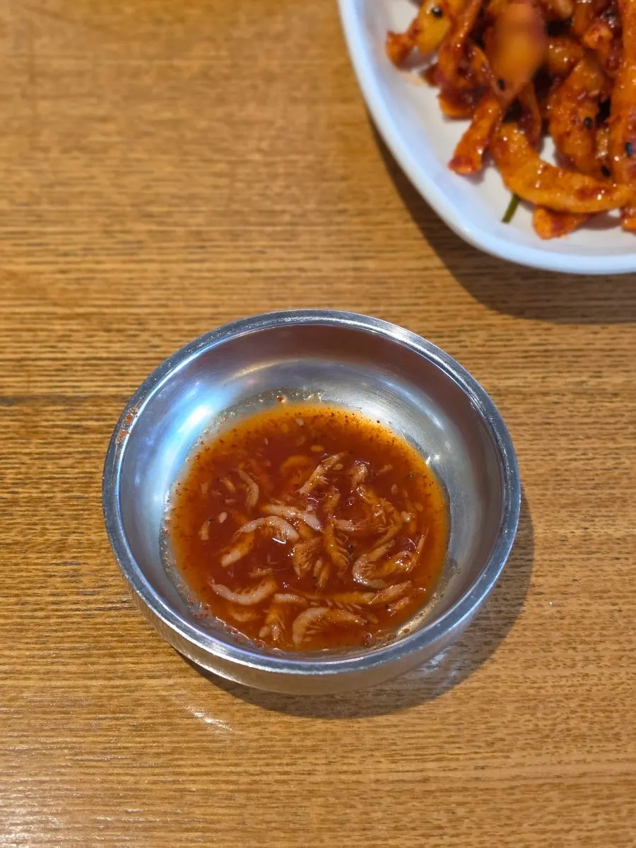 Wrap vegetables and perilla leaves at Wangchang Jokbal