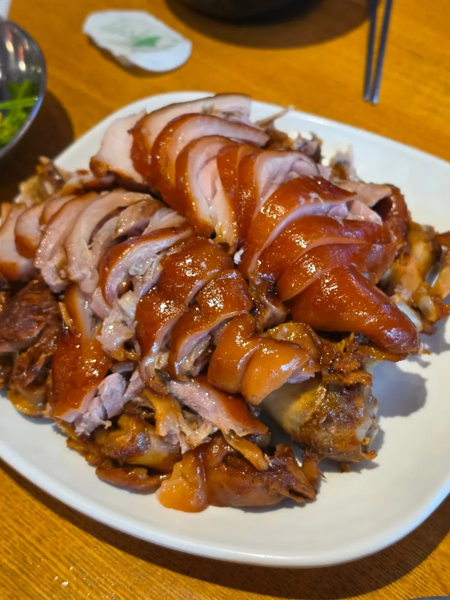 Large jokbal arrives at the table