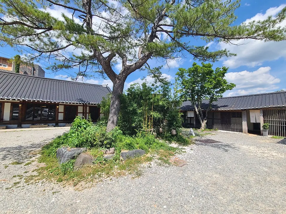 Hwayangyeonhwa's several connected-looking hanok buildings