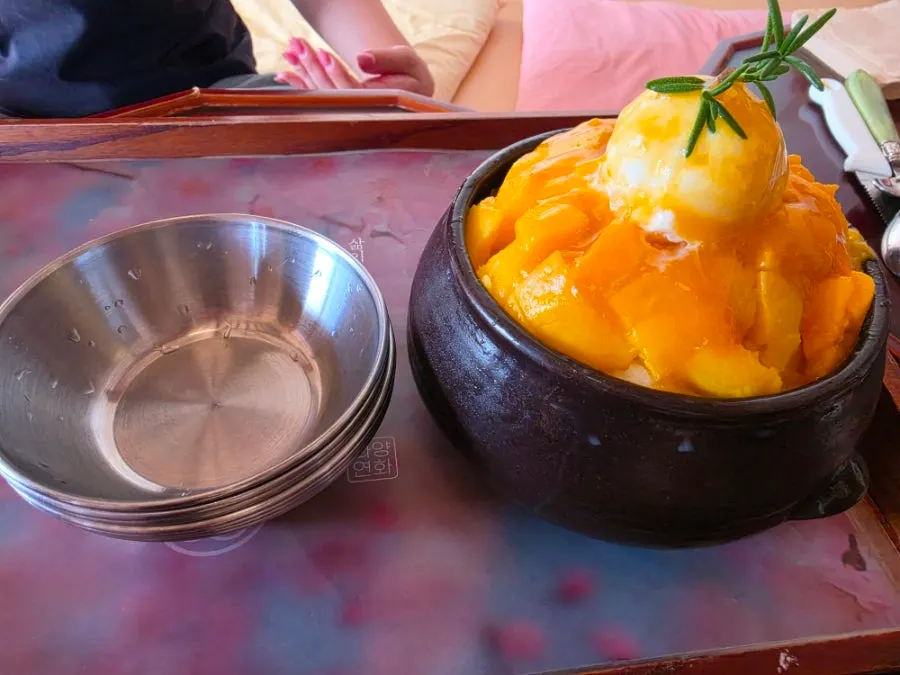 우유 빙수 위 생망고 단면