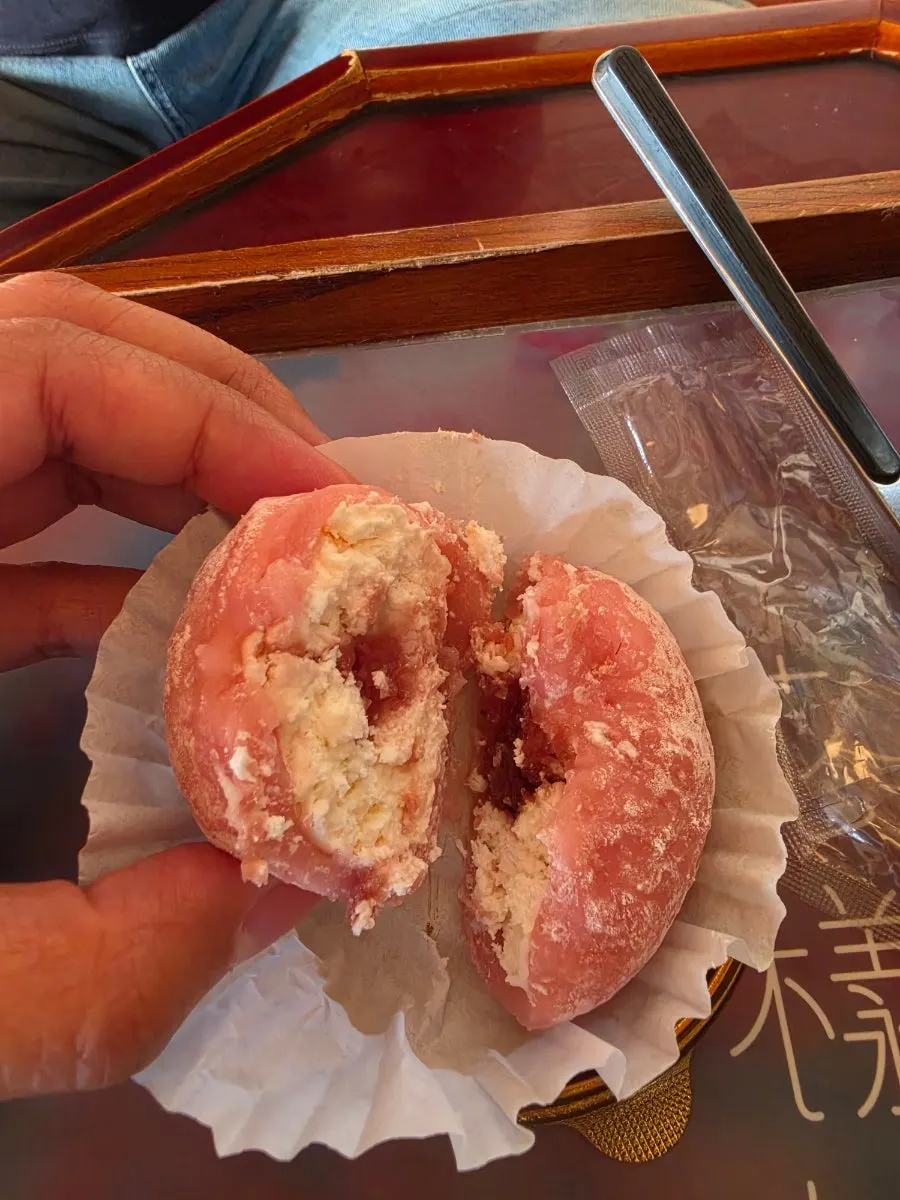 플라스틱 캡에 담긴 크림치즈 찹쌀떡