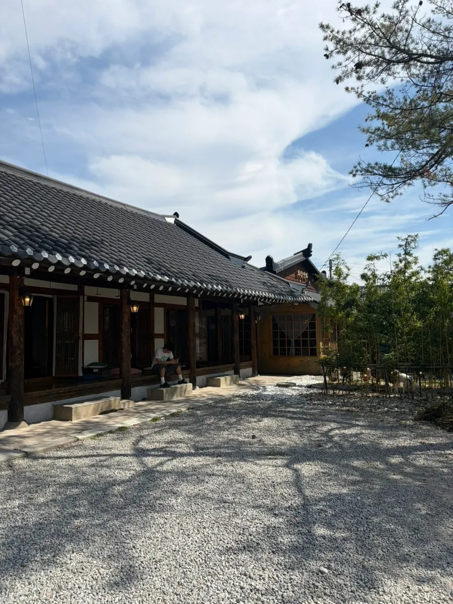 화양연화 기와지붕 입구 전경