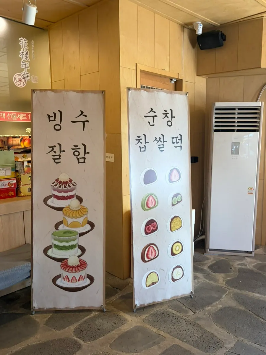 과일 컵케이크 진열 모습