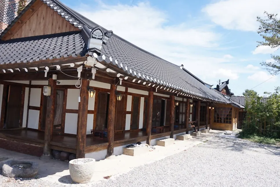Exterior of the Hwayangyeonhwa hanok