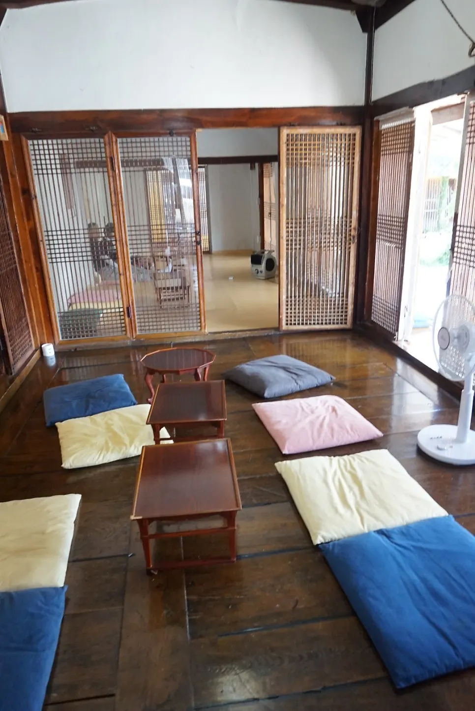 Shoes-off floor-seating hanok interior