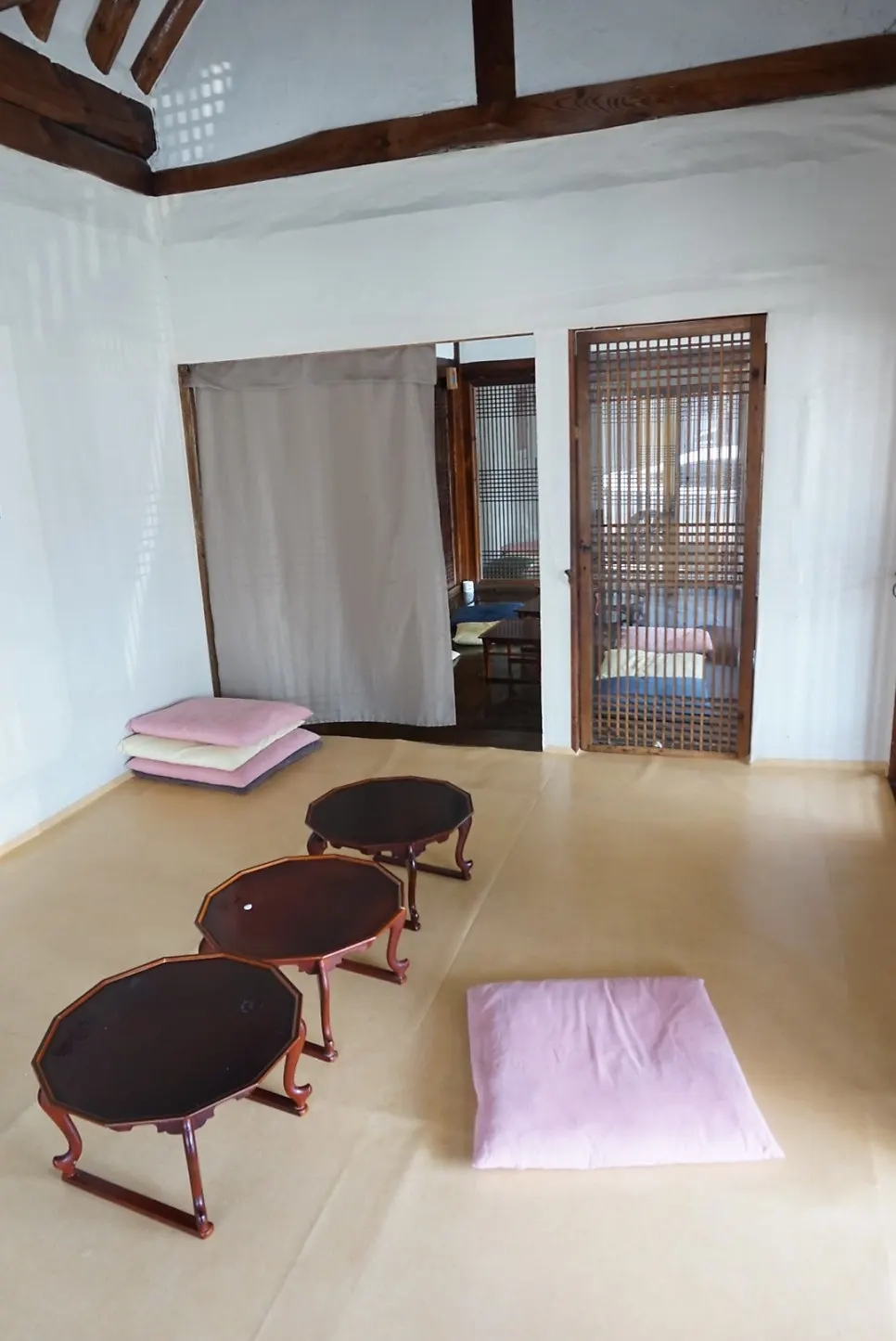 Floor-seating area with many tables at Hwayangyeonhwa