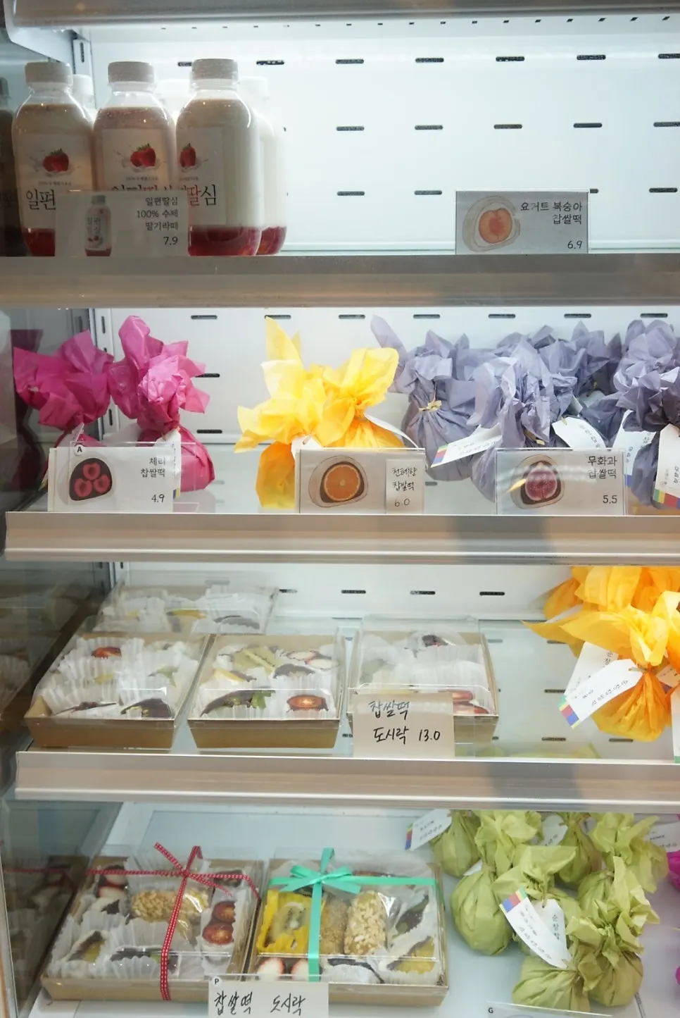 Name tags for the different chapssaltteok flavors